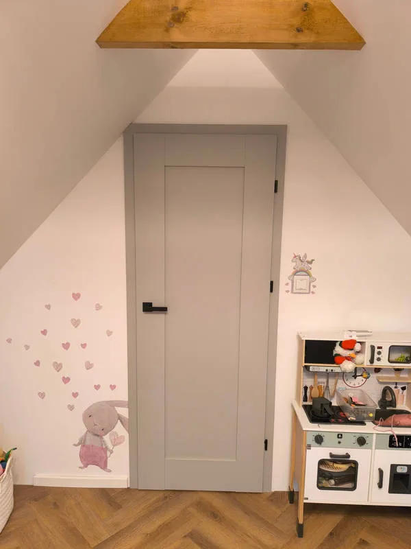 Szare drzwi pod skosem
